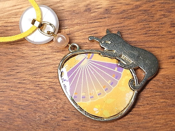 レジンペンダント「猫と卵」