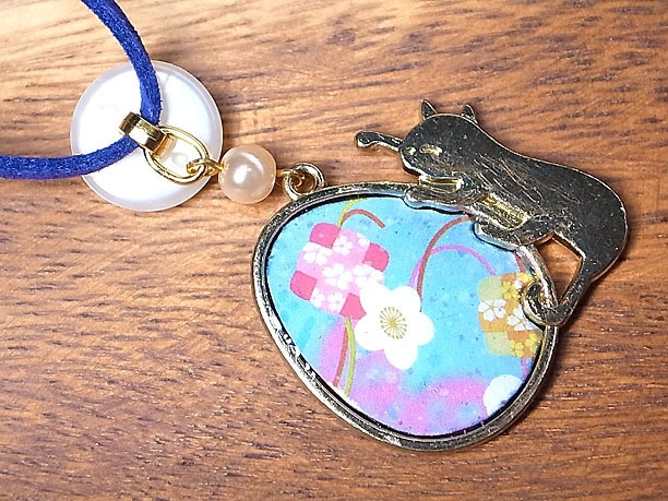 レジンペンダント「猫と卵」