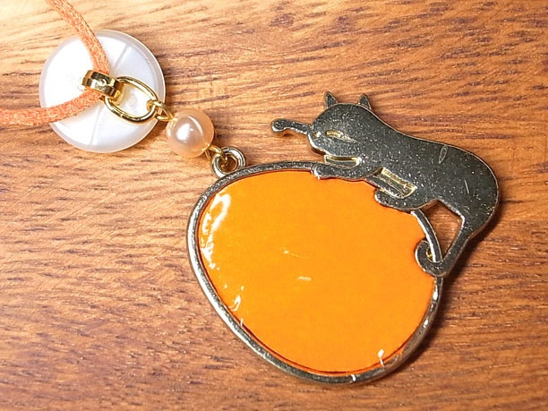 レジンペンダント「猫と卵」