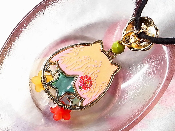 レジンペンダント「花に猫」