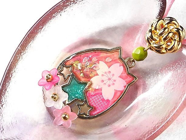 レジンペンダント「花に猫」