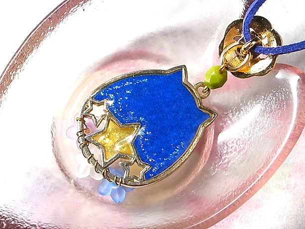 レジンペンダント「花に猫」