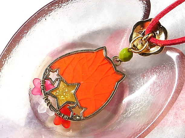 レジンペンダント「花に猫」