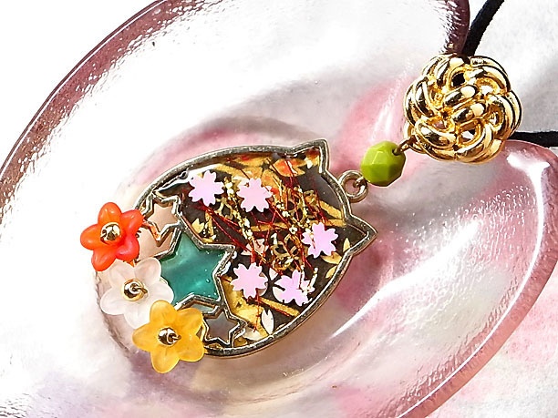 レジンペンダント「花に猫」