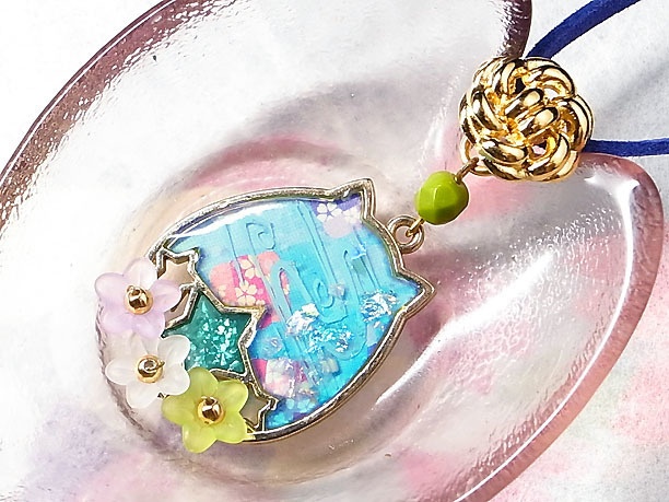 レジンペンダント「花に猫」