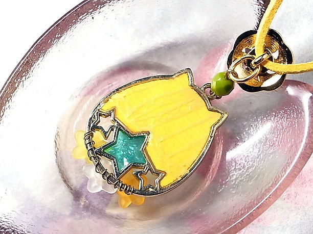 レジンペンダント「花に猫」