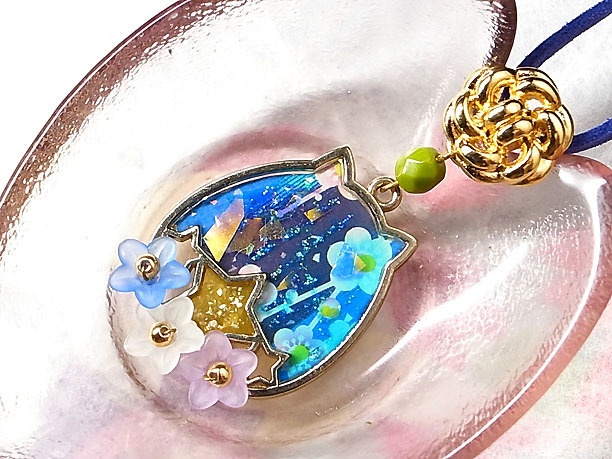 レジンペンダント「花に猫」