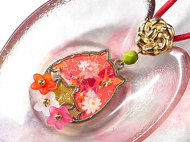 レジンペンダント「花に猫」