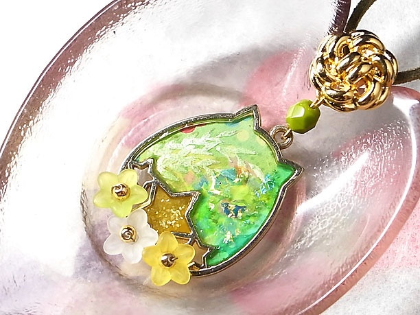 レジンペンダント「花に猫」