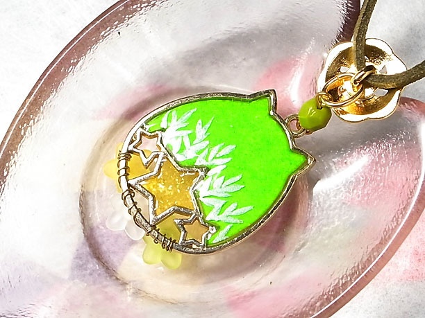 レジンペンダント「花に猫」