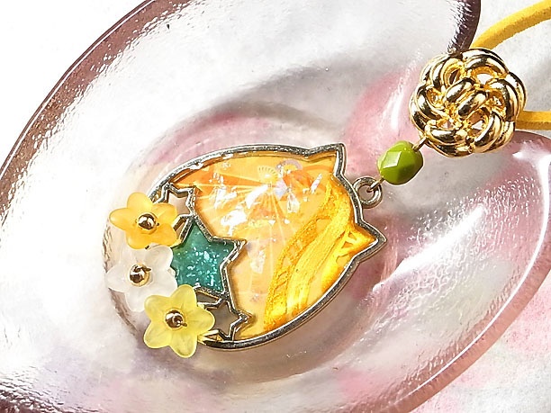 レジンペンダント「花に猫」