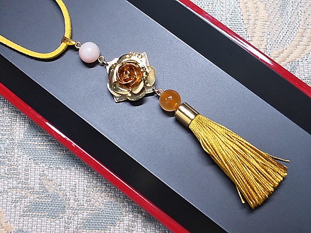 レジンペンダント「金の薔薇」