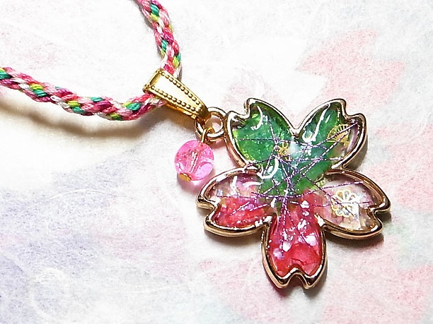 組みひもレジンペンダント「春霞」