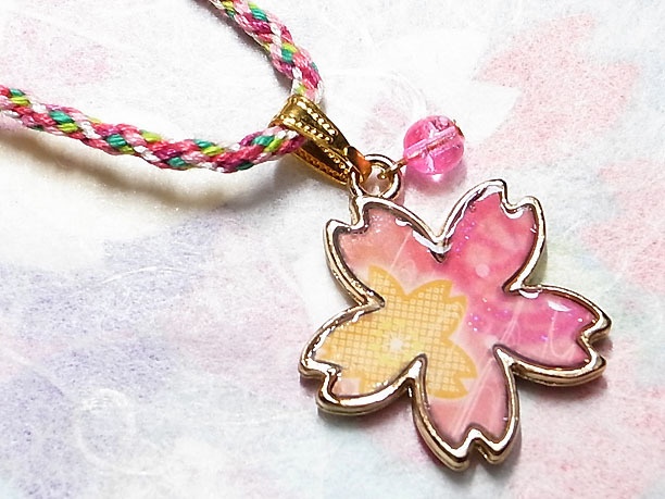 組みひもレジンペンダント「春霞」