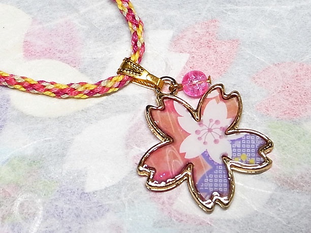 組みひもレジンペンダント「春霞」