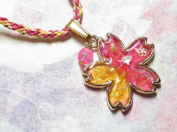 組みひもレジンペンダント「春霞」