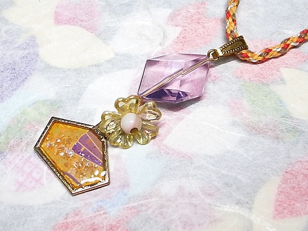 組みひもレジンペンダント「香水瓶」