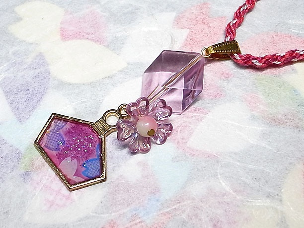 組みひもレジンペンダント「香水瓶」