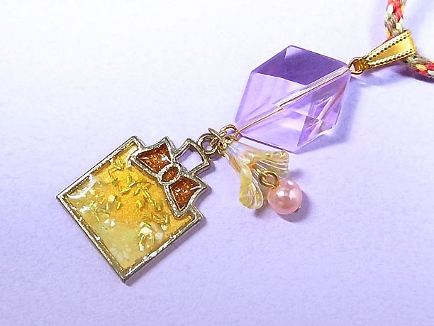 組みひもレジンペンダント「香水瓶」