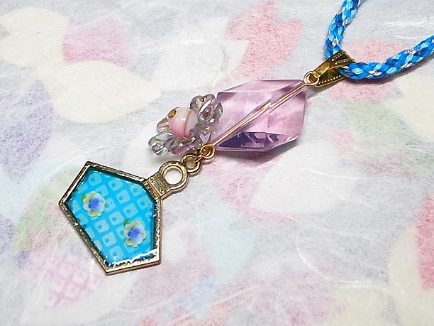 組みひもレジンペンダント「香水瓶」