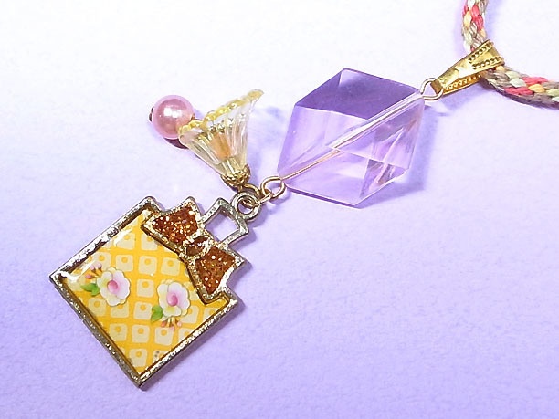 組みひもレジンペンダント「香水瓶」