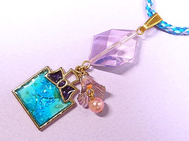 組みひもレジンペンダント「香水瓶」