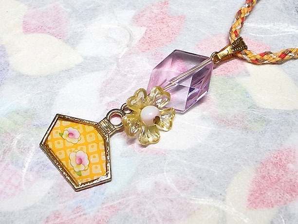 組みひもレジンペンダント「香水瓶」