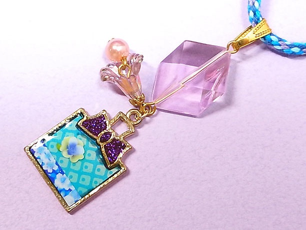 組みひもレジンペンダント「香水瓶」