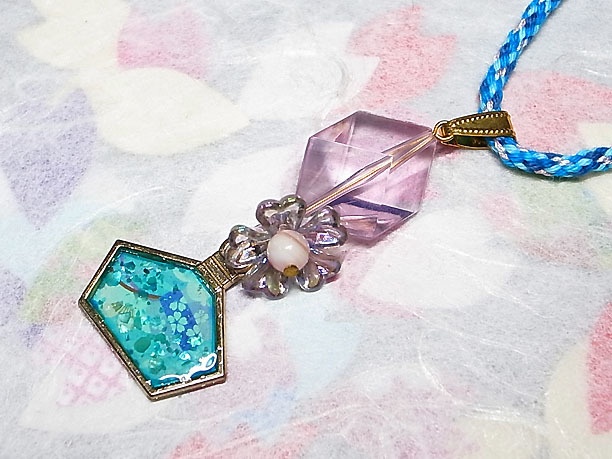 組みひもレジンペンダント「香水瓶」