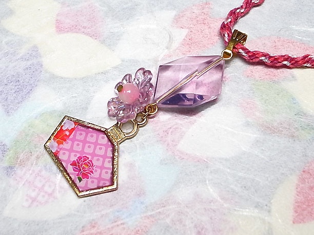 組みひもレジンペンダント「香水瓶」