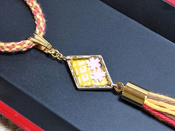 組みひもレジンペンダント「金風」