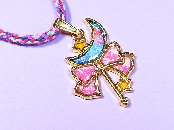 組みひもレジンペンダント「可愛」