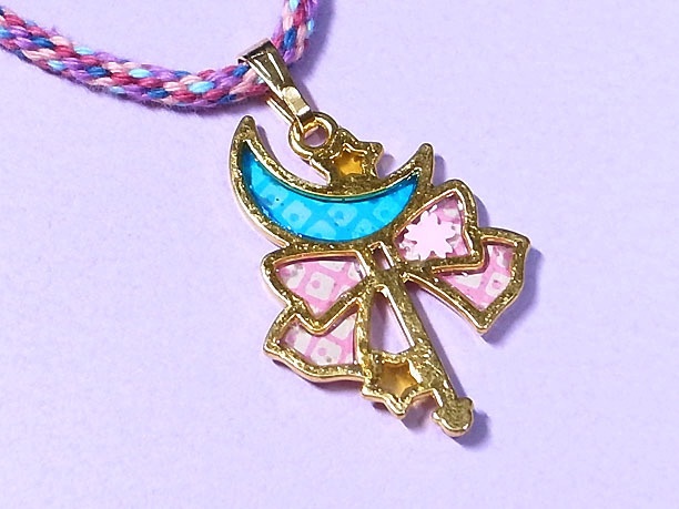 組みひもレジンペンダント「可愛」