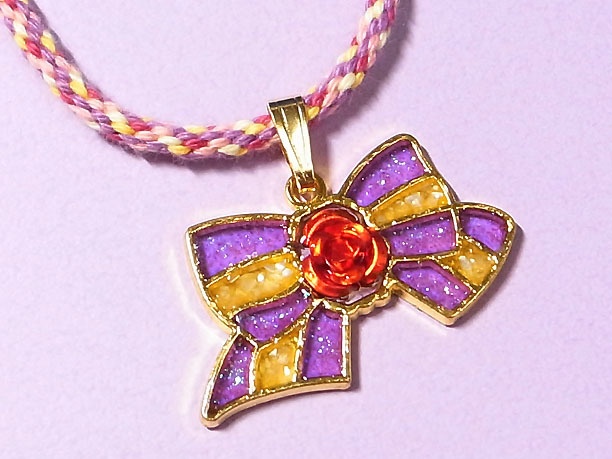 組みひもレジンペンダント「可愛」