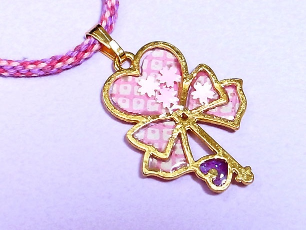 組みひもレジンペンダント「可愛」