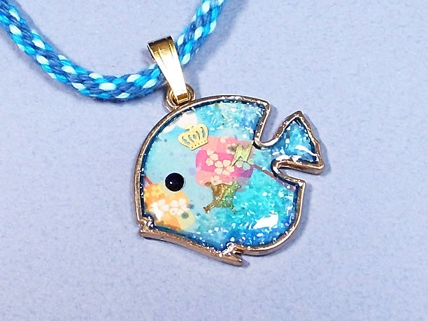 組みひもレジンペンダント「可愛」