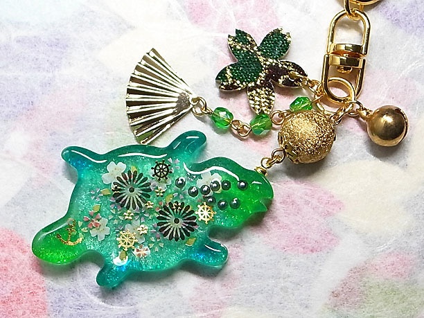 レジンバッグチャーム「金と亀」