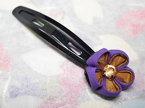 つまみ細工のパッチン留め「一輪」