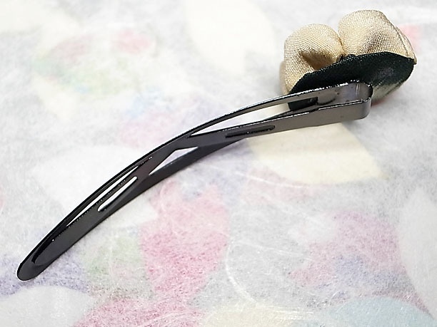 つまみ細工のパッチン留め「一輪」