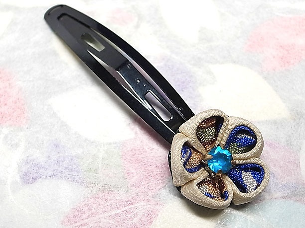 つまみ細工のパッチン留め「一輪」