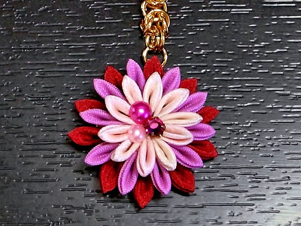 つまみ細工のブローチ「華夏」