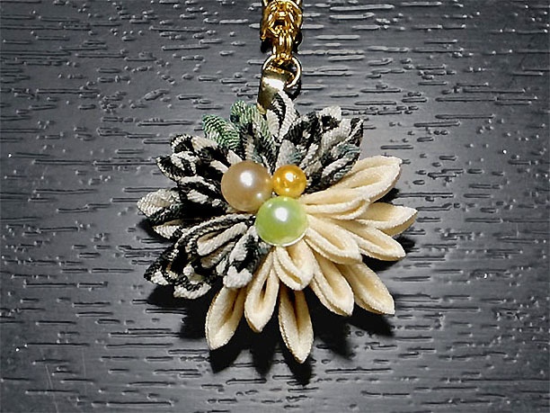 つまみ細工のブローチ「華夏」