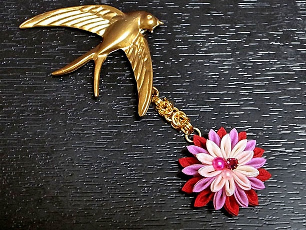 つまみ細工のブローチ「華夏」