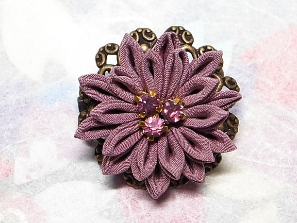 つまみ細工のブローチ「華夏」