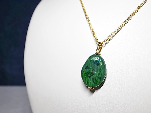 絵付けビーズペンダント「高雅」