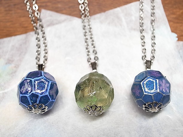 絵付けビーズペンダント「清白」