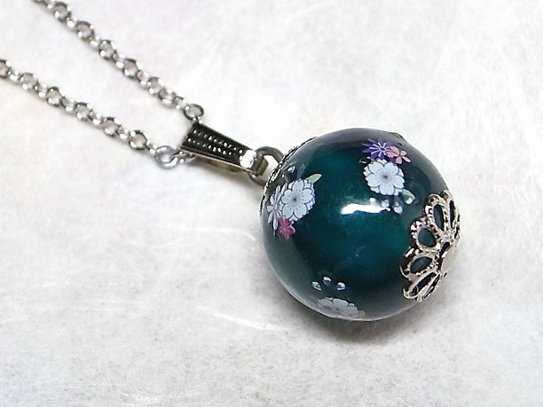 絵付けビーズペンダント「端整」