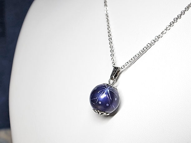 絵付けビーズペンダント「端整」