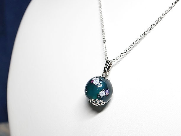 絵付けビーズペンダント「端整」