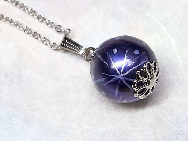 絵付けビーズペンダント「端整」